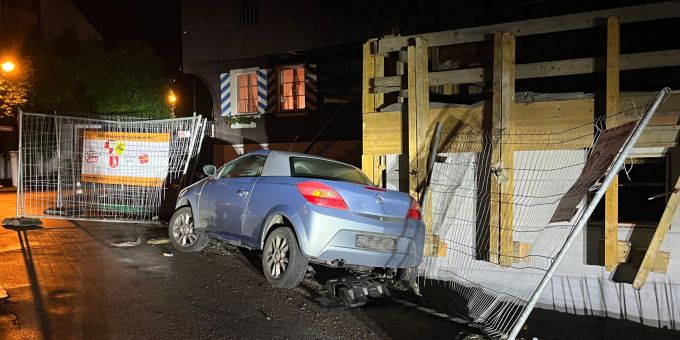 Alkoholisierter Autofahrer prallt in Baustelle. In Baustelle geprallt.