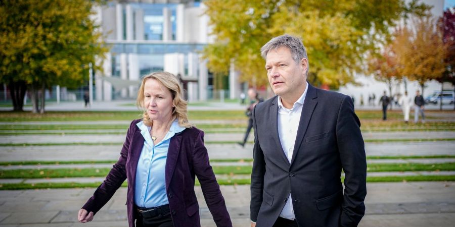 Die Unionsfraktionsspitze wirft Bundeswirtschaftsminister Robert Habeck und Bundesumweltministerin Steffi Lemke fehlende Transparenz vor.