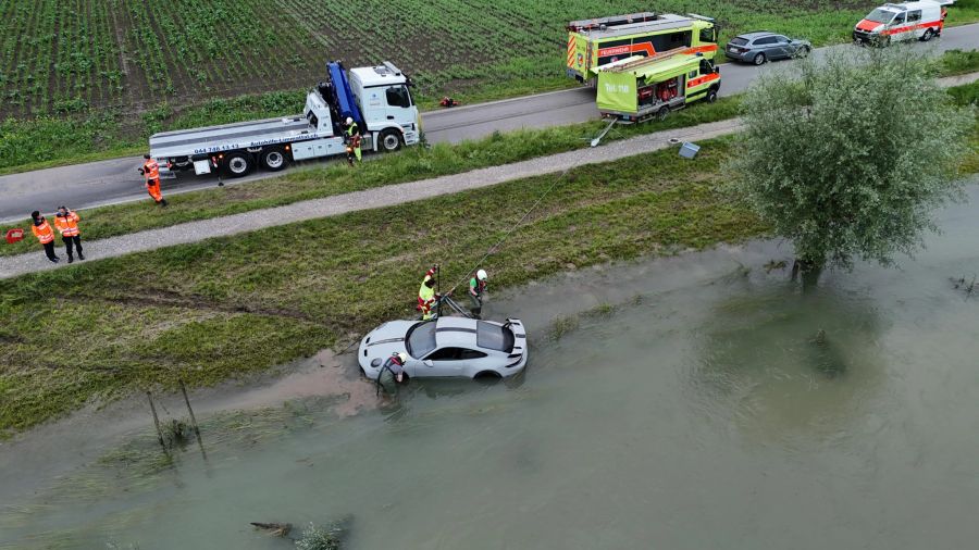 Die beiden Insassen des Porsches blieben bei dem Unfall unverletzt.