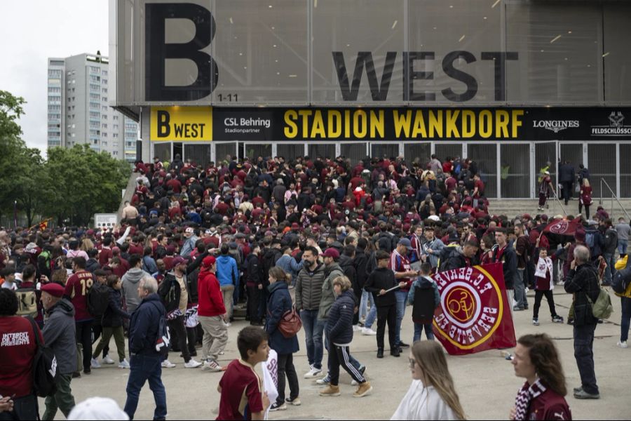 Die Fans strömen ins Wankdorf.