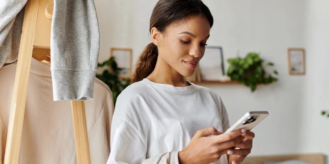 Frau mit Smartphone