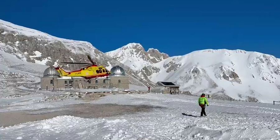 Ein Hubschrauber sucht in den italienischen Abruzzen nach zwei vermissten Bergsteigern im Massiv Gran Sasso. Die Leichen der beiden Männer wurden am Freitag entdeckt.