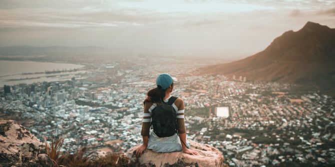 Frau auf Gipfel, Blick auf Stadt