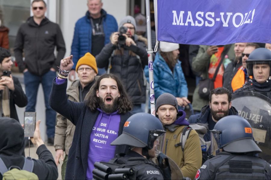 Auch Gegendemonstranten (hier zu sehen: Nicolas A. Rimoldi) waren vor Ort. (Archivbild)