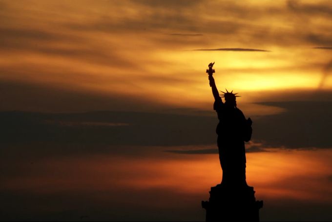 Die Freiheitsstatue im Hafen von New York gilt als Symbol der Freiheit. Sie wurde am 28. Oktober 1886 eingeweiht und ist ein Geschenk Frankreichs an die Vereinigten Staaten. Freiheitsstatue New York