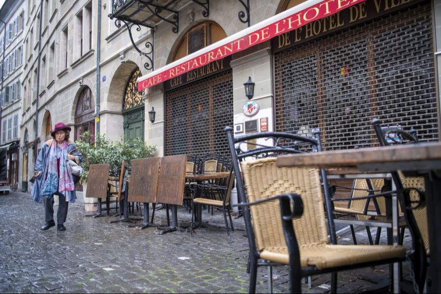 Ein aufgrund von Corona geschlossenes Restaurant in Genf. (Archivbild)