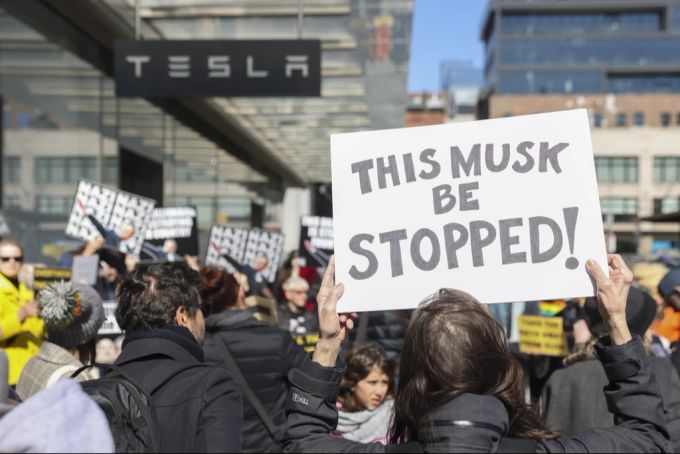 Immer wieder gibt es Proteste gegen Elon Musk und seine Abriss-Behörde. elon musk