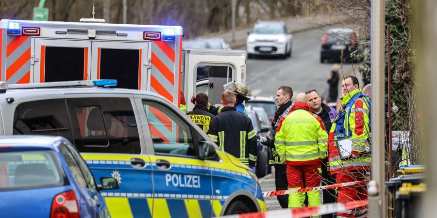 Nach einem tödlichen Schuss bei einem Polizeieinsatz sichern Einsatzkräfte die Stelle ab.