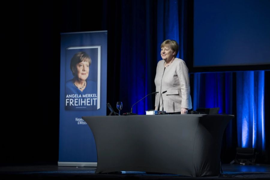 Angela Merkel las am Montagabend in Zürich aus ihrer Autobiografie.