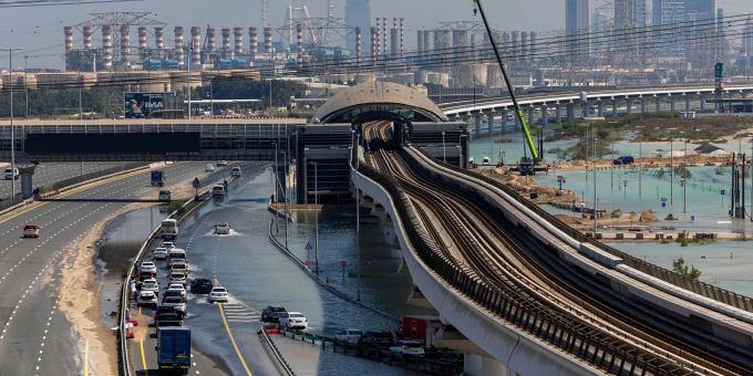 Überschwemmungen in Dubai im vergangenen Frühjahr. Wegen steigender Temperaturen kommt es nach Einschätzung der Klimawissenschaftler der Munich Re auch in Weltregionen zu schweren Unwettern, in denen solche Extremereignisse bisher quasi unbekannt waren. Überschwemmungen in Dubai im vergangenen Frühjahr. Wegen steigender Temperaturen kommt es nach Einschätzung der Klimawissenschaftler der Munich Re auch in Weltregionen zu schweren Unwettern, in denen solche Extremereignisse bisher quasi unbekannt waren.