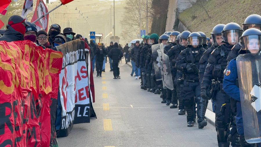 Die Demonstration wird von der Polizei begleitet.