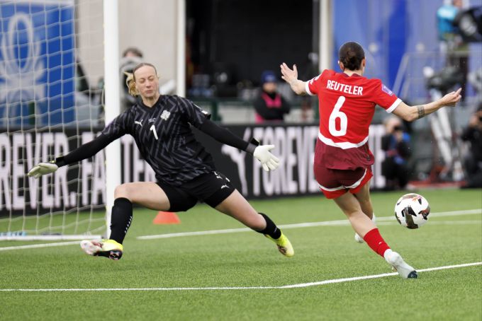 Géraldine Reuteler erzielt das 1:0 für die Schweizer Nati gegen Island. Schweizer Nati Island