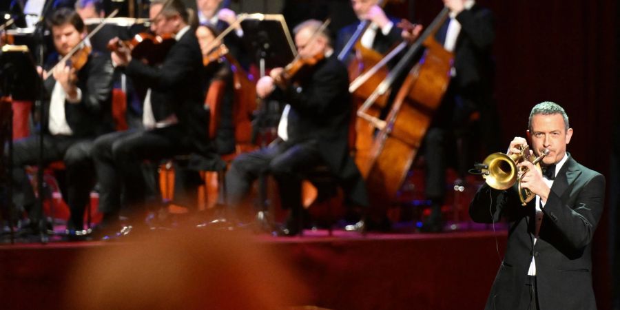 Till Brönner spielt beim Dresdner Semperopernball zusammen mit dem Orchester.