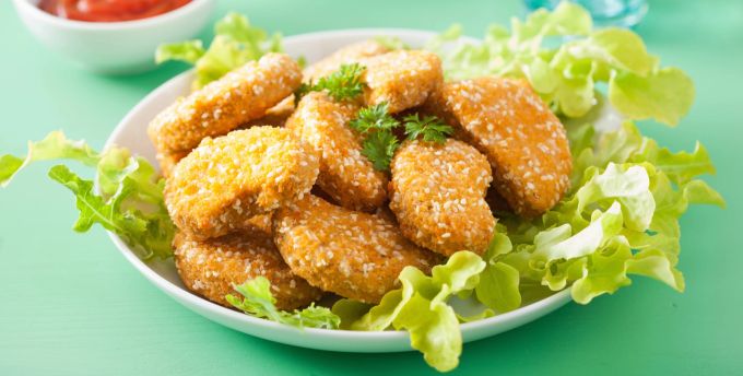 Pflanzliche Alternativen könnten in Zukunft günstiger sein als Fleisch. Vegan Nuggets