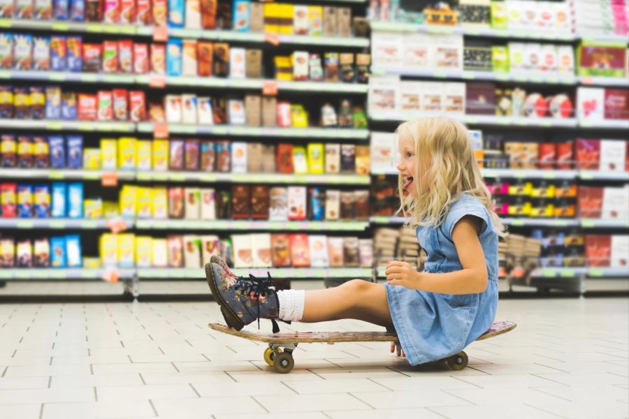 mädchen skateboard supermarkt