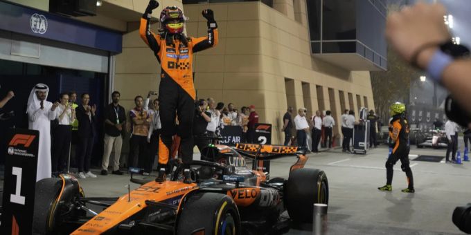 Formel 1: Oscar Piastri jubelt über den Sieg in Bahrain. Piastri formel 1