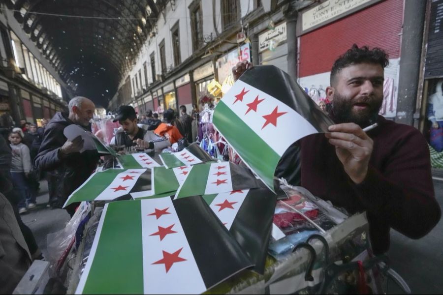 Auf dem Markt in Damaskus werden die Flaggen der syrischen Rebellen verkauft.