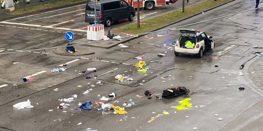 Der Mini soll Polizeiautos überholt und dann beschleunigt haben.