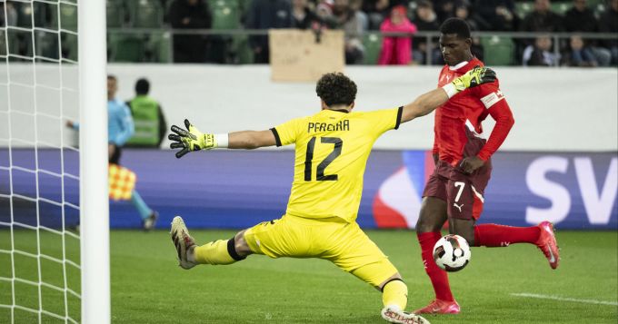 Breel Embolo scheitert mit seinem Lupfer an Luxemburgs Goalie Pereira. Schweizer Nati