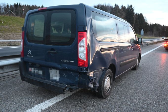 Ein Fahrer prallte mit seinem Fahrzeug gegen das Heck eines anderen Fahrers. Fahrer