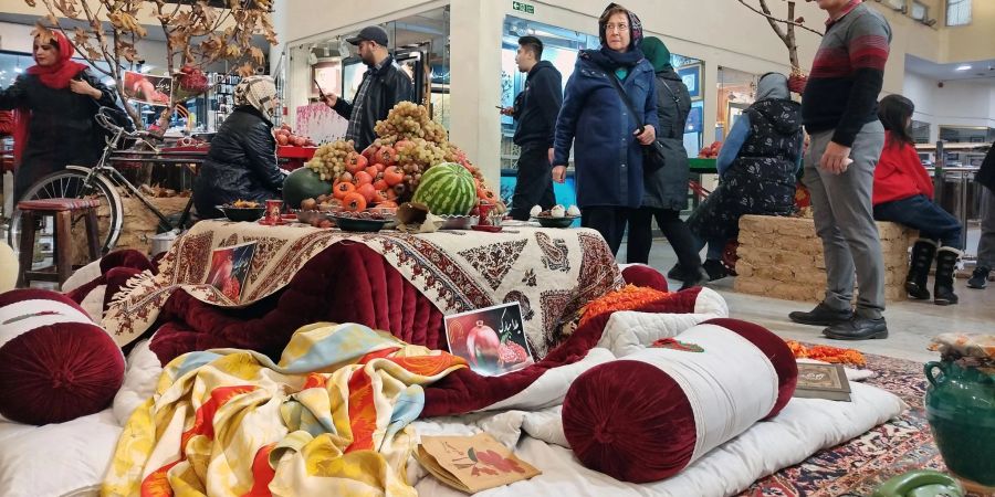 Dekoration in einem Einkaufszentrum in Teheran vor der Jalda-Nacht.