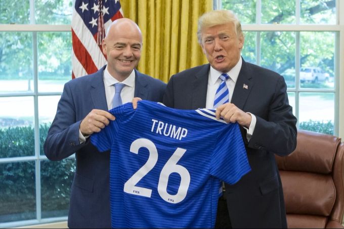 Kurz nach der Vergabe der WM 2026 im Jahr 2018 hatte Fifa-Boss Infantino Donald Trump ein Gastgeschenk überreicht. (Archivbild) Infantino Trikot Donald Trump