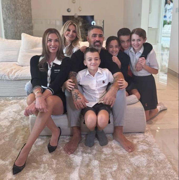 Bushido und Anna-Maria haben sieben gemeinsame Kinder. Anna-Maria brachte zudem noch einen Sohn in die Ehe. Bushido Familie