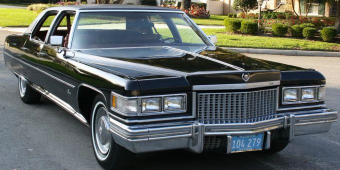 Cadillac Fleetwood (1975): Die Bezeichnung Fleetwood hat ihre Wurzeln in der Fleetwood Metal Body Co. Das Unternehmen war ein renommierter, unabhängiger Karosseriehersteller. Cadillac Fleetwood (1975)