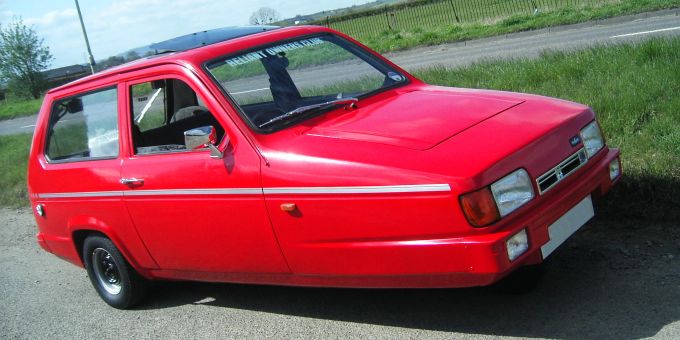 1989 brachte Reliant einen neuen, überarbeiteten Robin mit neuer GFK-Karosserie und dem bekannten 40 PS-Motor auf den Markt. Er erhielt die Scheinwerfer des Ford Fiesta '84. Reliant Robin