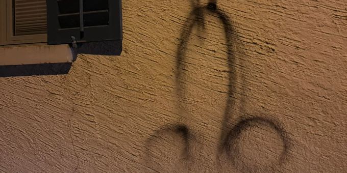 Diese Sprayerei ziert eine Hauswand in Wädenswil ZH – und sorgt dort für Ärger. Penis