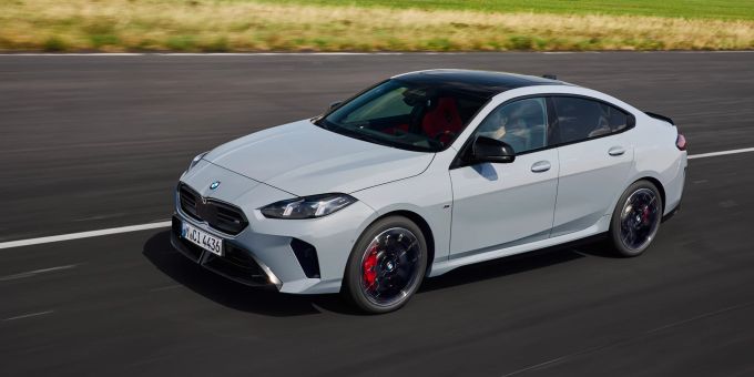 Das Design des BMW 2er Gran Coupé präsentiert sich für das Modelljahr 2025 mit einer markant überarbeiteten Frontpartie, die durch eine neu interpretierte Niere mit horizontalen Streben und optionaler Iconic Glow Beleuchtung sofort ins Auge fällt. BMW 2er Gran Coupe