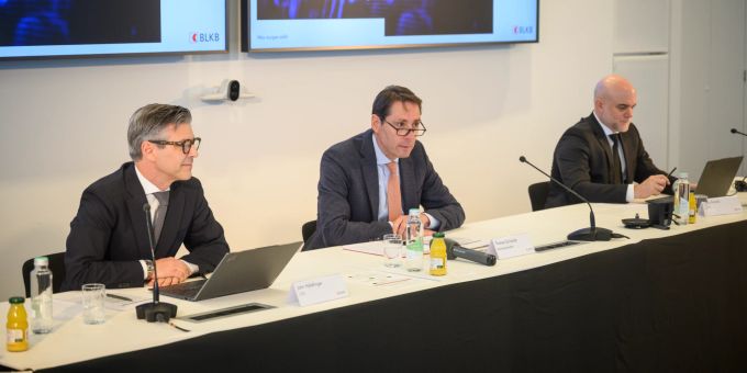 Im Bild: CEO John Häfelfinger, Bankratspräsident Thomas Schneider sowie CFO Luca Pertoldi basellandschaftliche Kantonalbank