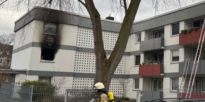 Hausbrand Köln Feuerwehrmann