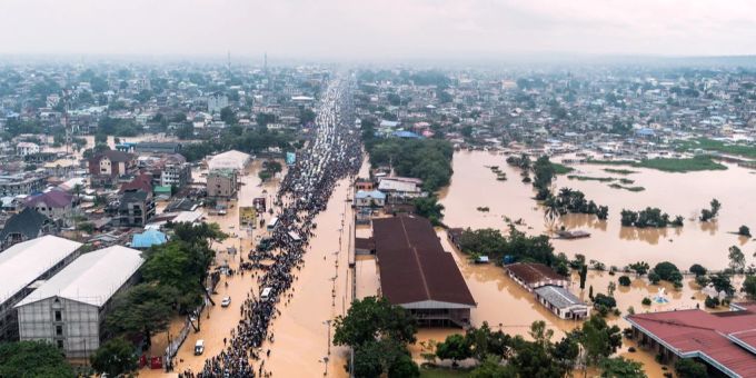 Menschen laufen durch die überfluteten Strassen von Kinshasa in der Demokratischen Republik Kongo. Kinshasa überschwemmung