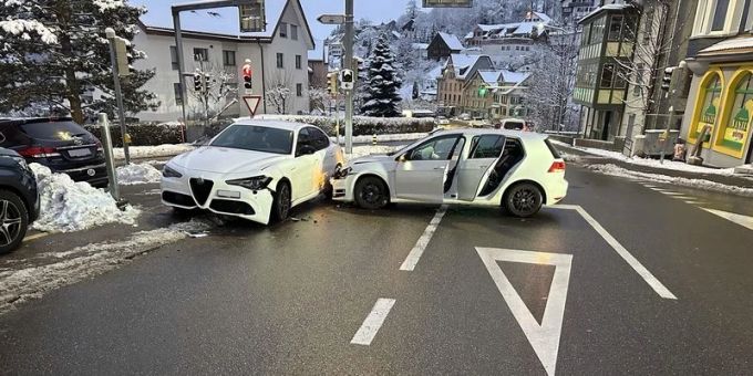 Die beiden Fahrzeuge wurden erheblich beschädigt. Kollision