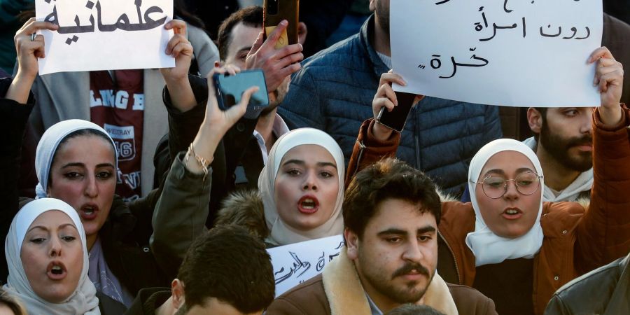 In Syrien wird genau beobachtet, ob die Übergangsregierung die Rechte von Frauen respektiert. (Archivbild)