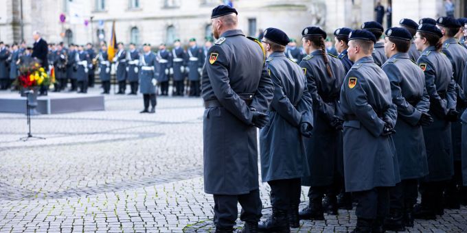Die Bundeswehr soll gestärkt werden - muss aber mit weniger Soldaten auskommen. Die Bundeswehr soll gestärkt werden - muss aber mit weniger Soldaten auskommen.