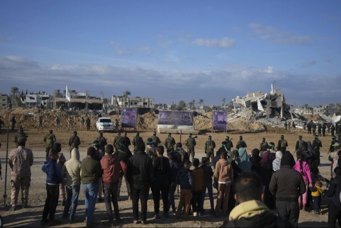 Der Fokus der Hamas liegt auf der Bühne mit dem Poster dahinter. Die Zerstörung will die Gruppe bestmöglich ausblenden. hamas