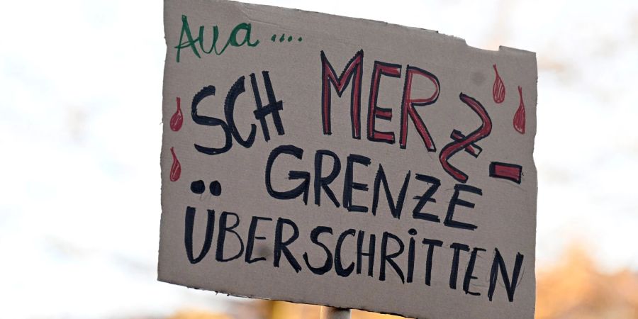 In verschiedenen Städten demonstrieren Menschen gegen eine Zusammenarbeit der Union mit der AfD.