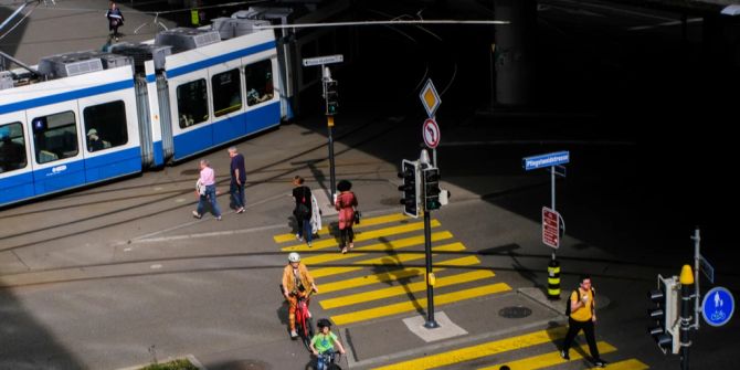 Tram und Fussgänger