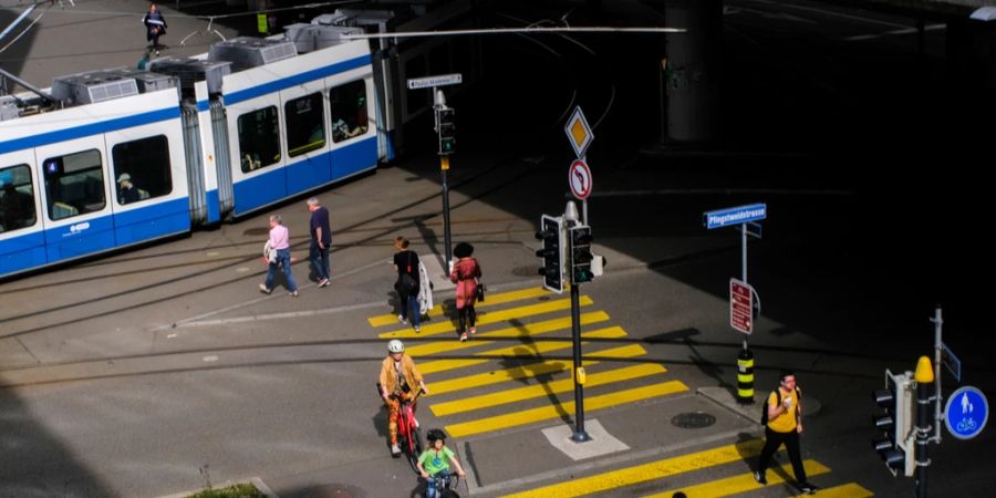 Tram und Fussgänger