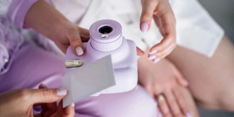 Frauen Sofortbildkamera Fotoabzug violett