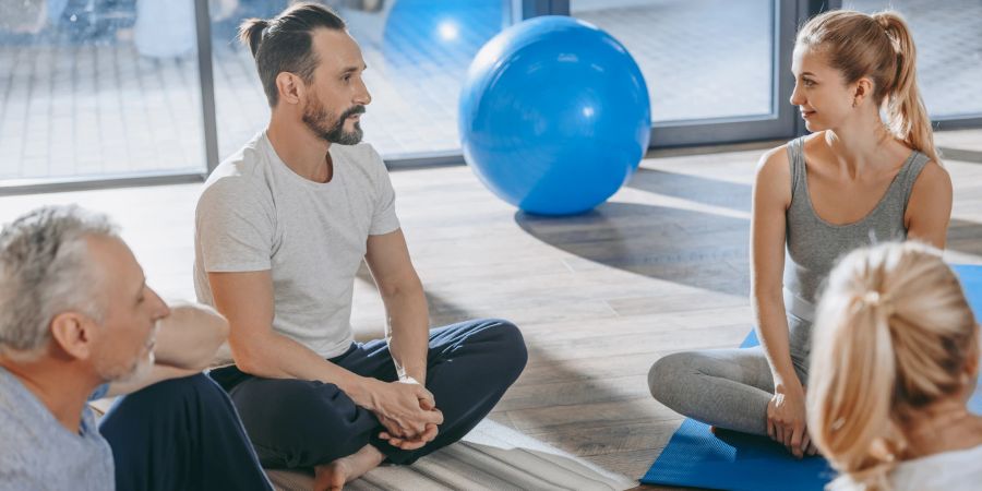 Yoga-Stunde in kleiner Gruppe.