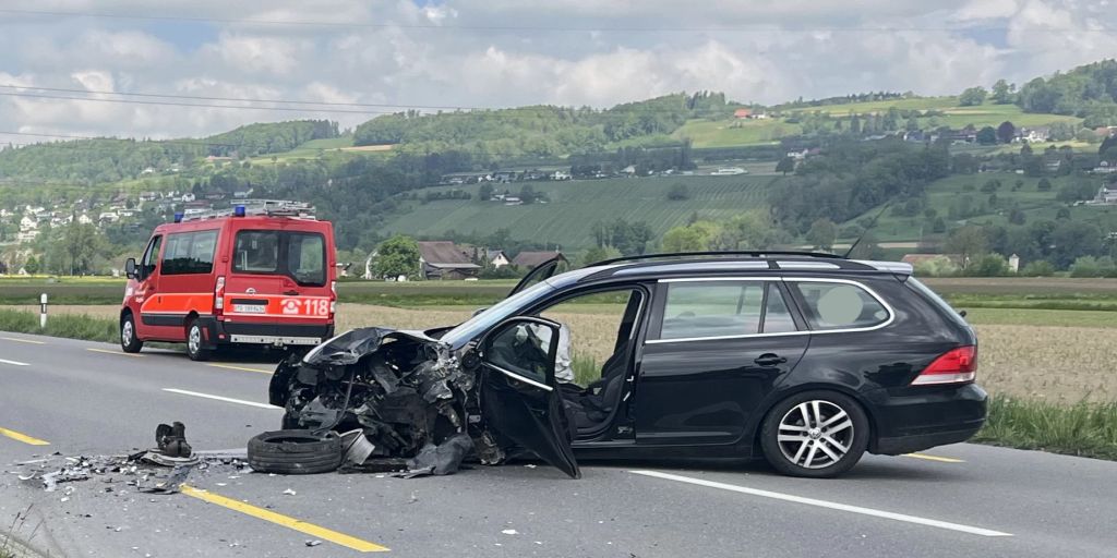 Bürglen TG: Lenkerin Gerät Auf Gegenfahrbahn Und Knallt In Lastwagen