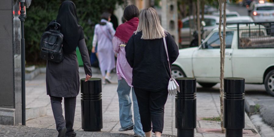 Frauen mit und ohne Kopftuch sind in Teheran unterwegs.