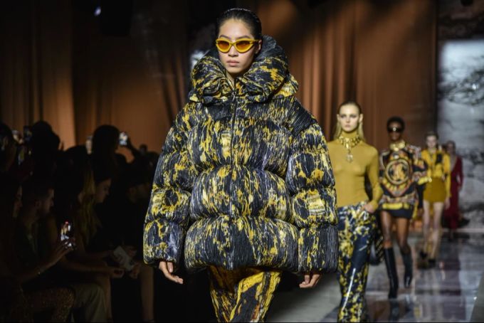 Wilde und extravagante Muster machen die Mode von Roberto Cavalli aus. (Archivbild) Roberto Cavalli