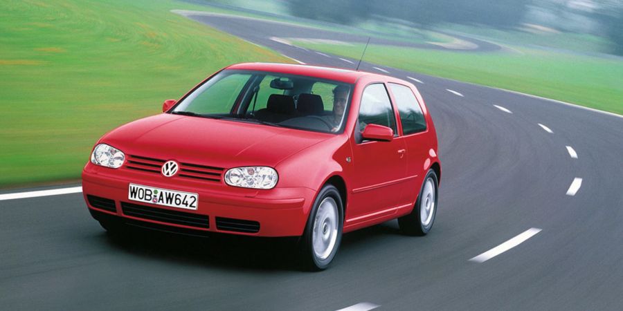 Kult mit 180 PS. Die 1998 eingeführte vierte GTI-Generation tritt zurückhaltend auf, verzichtet zum Beispiel als erster und einziger GTI auf den roten Streifen im Kühlergrill.