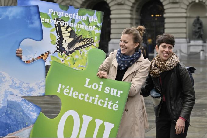 SP-Nationalrätin Nadine Masshardt (l) und Grünen-Präsidentin Lisa Mazzone (r) von der Umweltkampagne «Ja zu sauberer Energie». (Archivbild) Stromgesetz Masshardt Mazzone