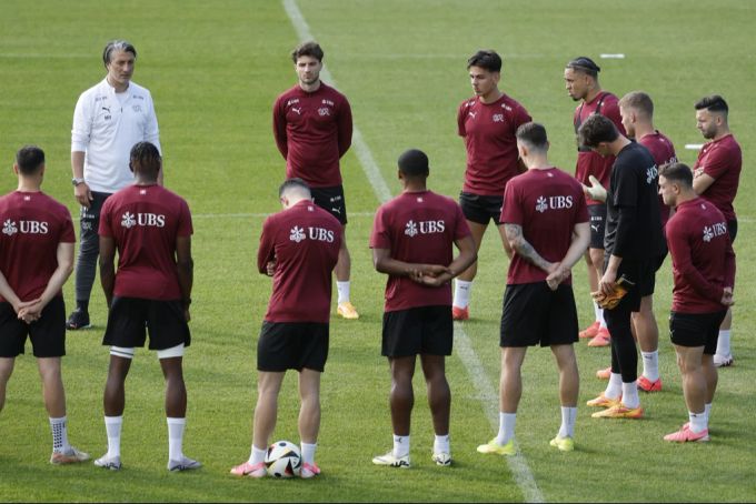Im Training ist Murat Yakin ohne Brille unterwegs: Hier bereitet er sein Team auf den Achtelfinal ein. EM 2024
