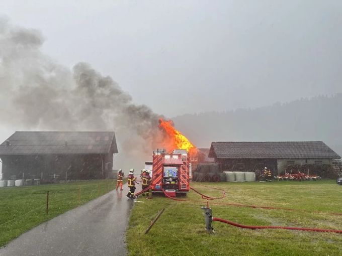 Feuerwehreinsatz wegen Brand von Bauernhaus. Feuerwehreinsatz